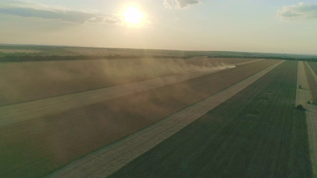 农机在夕阳下采集恐慌的草视频下载