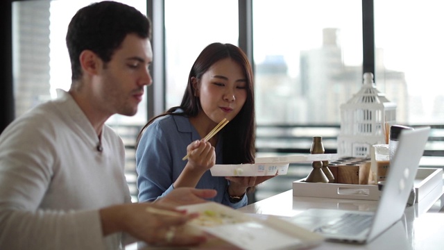 多民族夫妇在家吃午饭视频素材