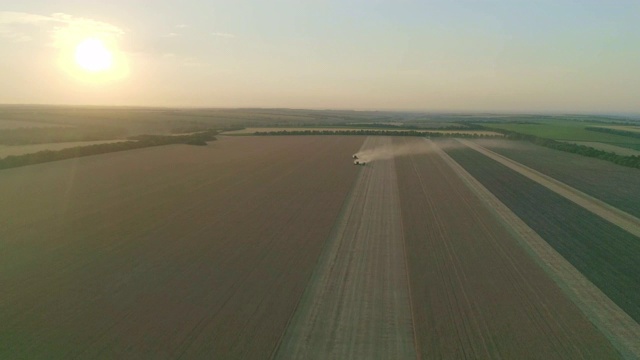 夕阳下的农机正在轰鸣视频下载