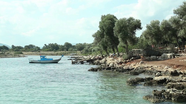 穆格拉'Sedir'岛海滩/'Gokova'湾的蓝色小船
Mugla /土耳其11/24/2018视频素材