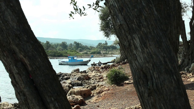 穆格拉'Sedir'岛海滩/'Gokova'湾的蓝色小船
Mugla /土耳其11/24/2018视频素材