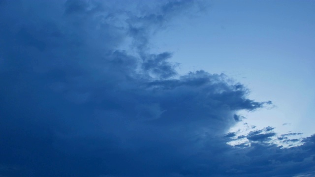 在下雨和雷暴之前，戏剧性的天空和暴风雨云的时间流逝视频素材