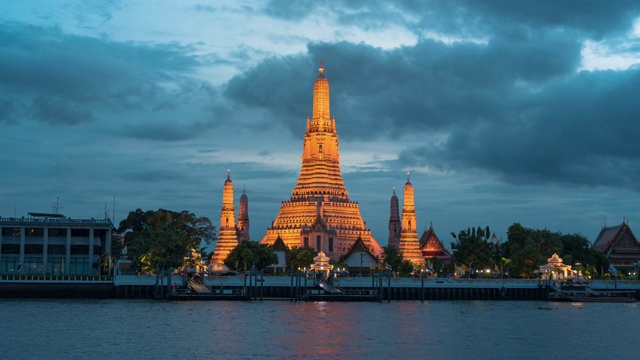 4K分辨率的时间流逝从白天到夜晚Wat arun temple的黎明泰国曼谷视频素材