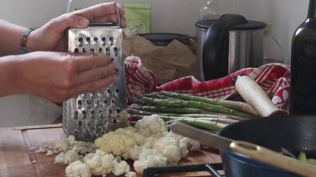 女人在现代厨房里准备食物的细节视频素材