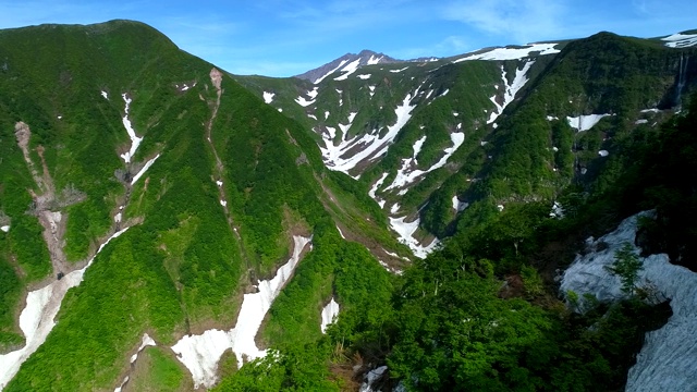 航拍峡谷中的公路视频素材