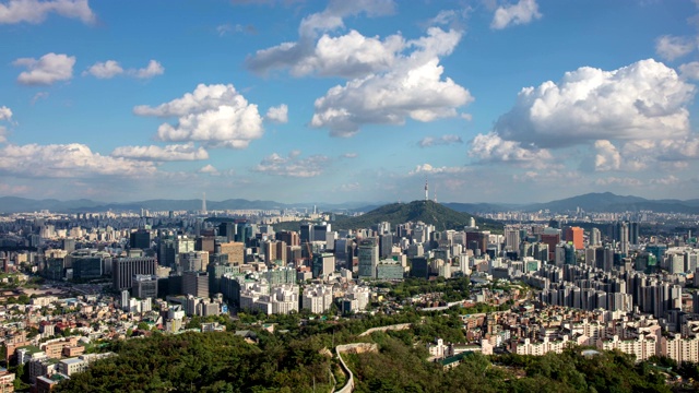 从韩国首尔的仁王山看钟路区和中区视频素材