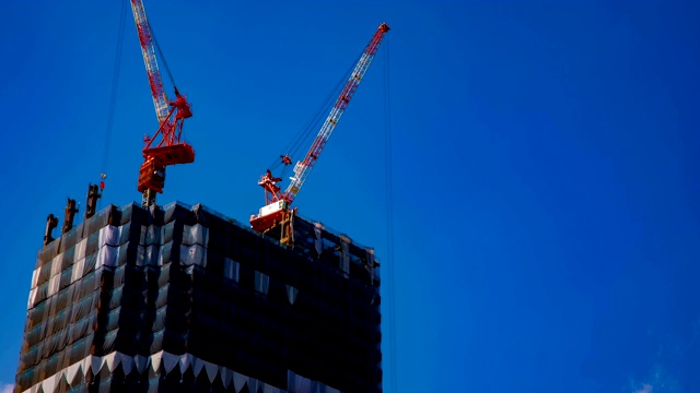 在东京四谷正在施工的建筑上的起重机的延时视频素材