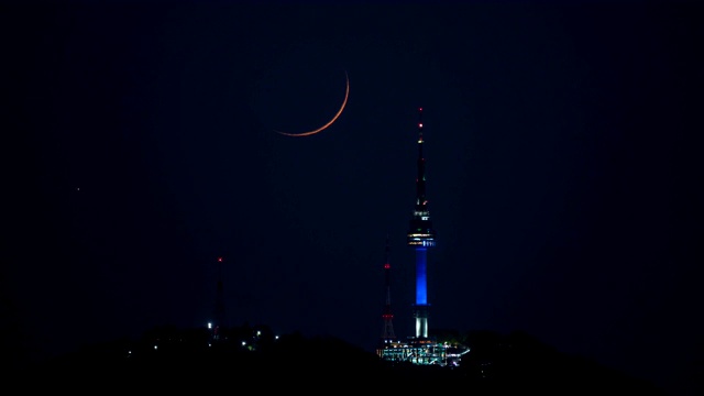 南山塔的夜景和新月，韩国首尔视频素材