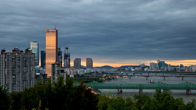 韩国首尔的邯钢铁路桥和汝矣岛地区的日落景观视频素材