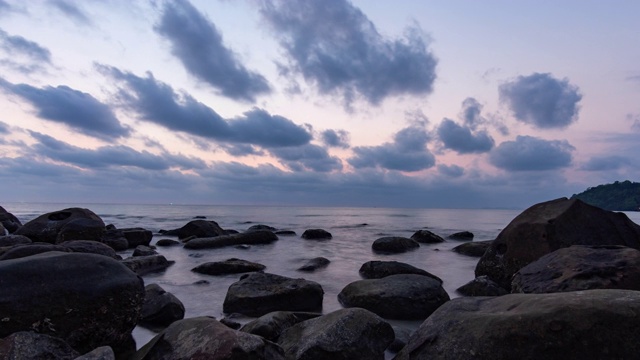 海洋和海滩与岩石在日落，时间流逝视频视频素材