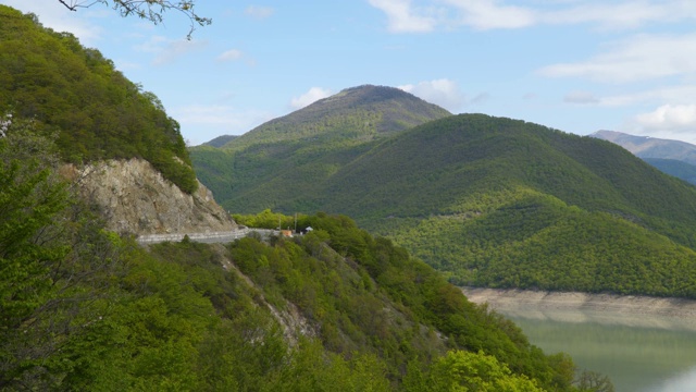 公路在山里，山上都是森林。视频素材