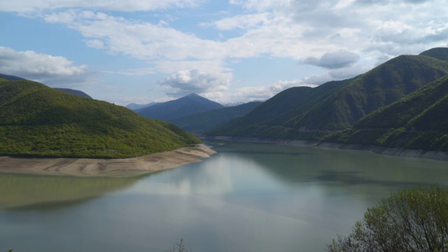 池塘在群山之间，覆盖着森林视频素材