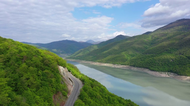 鸟瞰图。山里的小路视频素材