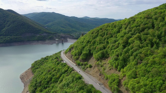 山里的公路。鸟瞰图视频素材