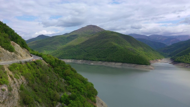 公路在山里，山上都是森林。视频素材