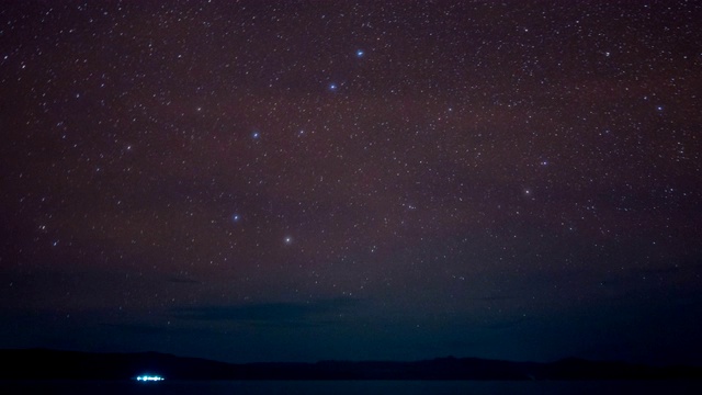黑暗天空上的星迹，海景附近的夜景，缩小。视频素材