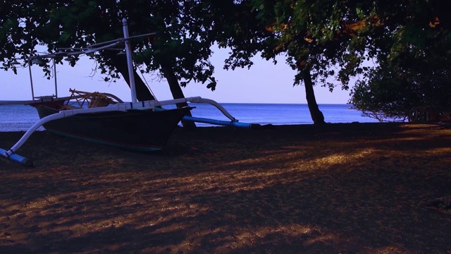 塘沽维夏村的海滩沙景，乡村海滩与渔船的自然风日视频素材