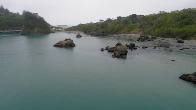 特立尼达，加利福尼亚西海岸的一个小城市，在一个雾蒙蒙、风平浪静的日子。视频素材