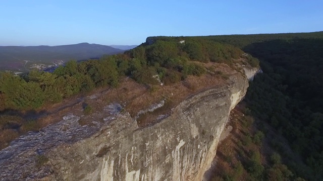 鸟瞰图。射杀。松林。岩石的观点。沿着落基山脉飞行。岩石上的松树视频素材