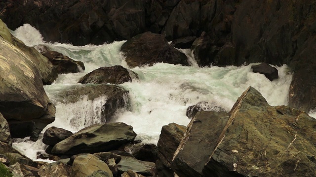 白浪急流穿过岩石峡谷视频素材