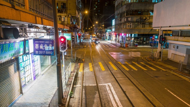 中国香港夜间有轨电车快速移动的时间流逝视频素材