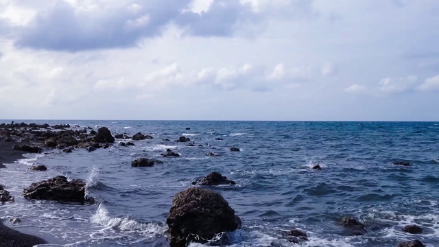 多云天气下的乡村钓鱼海滩的岩石海滩视图视频素材