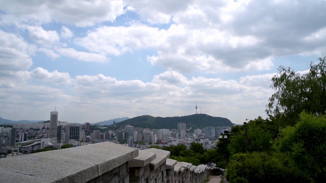 从韩国堡垒步道看首尔的南山塔视频素材