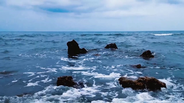 自然海滩的海浪和珊瑚礁在村庄视频素材