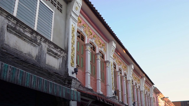 斯坦尼康拍摄的历史建筑在一个古老的部分普吉岛小镇，普吉岛，泰国。泰国之旅概念视频素材