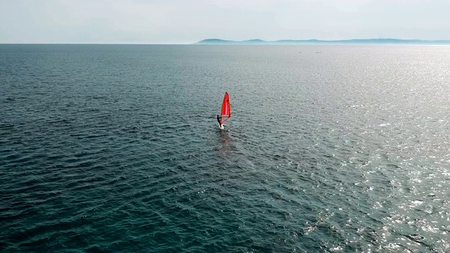 鸟瞰图上的风帆冲浪板视频素材