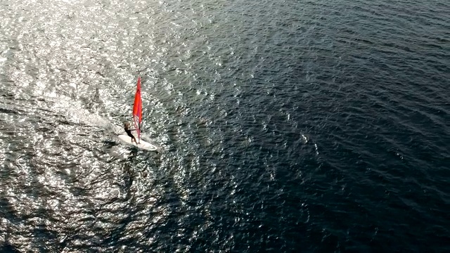 鸟瞰图上的风帆冲浪板视频素材