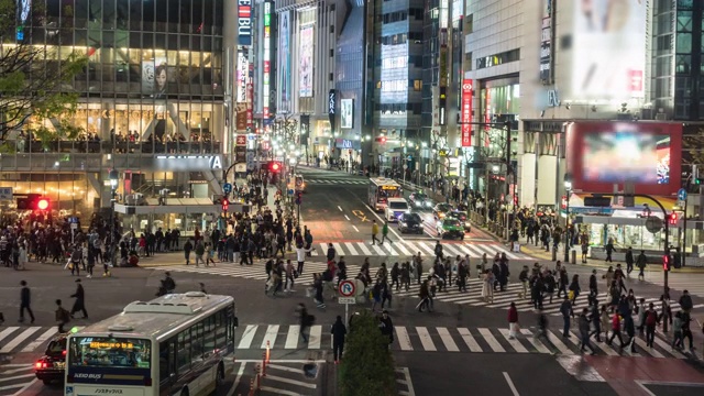 拥挤的人群在城市里视频素材