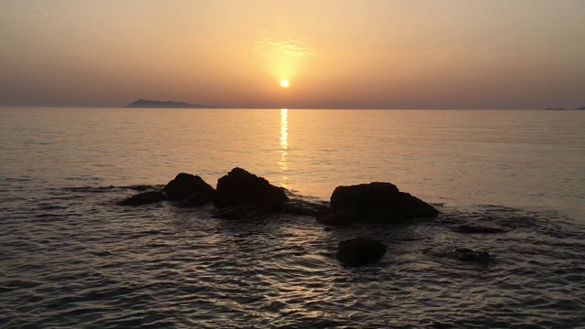 海面上地平线上的日落视频素材