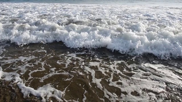 蓝色的海浪在海洋热带海滩上冲浪视频素材