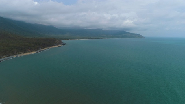 从凯恩斯到道格拉斯港海岸线的无人机天线视频素材