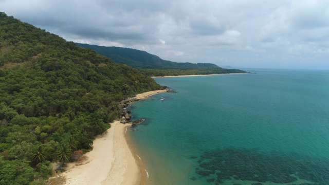 无人机从凯恩斯到道格拉斯港海岸线视频素材