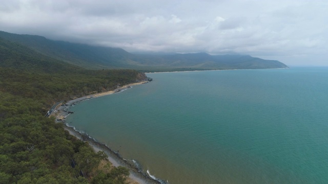 无人机从凯恩斯到道格拉斯港海岸线视频素材