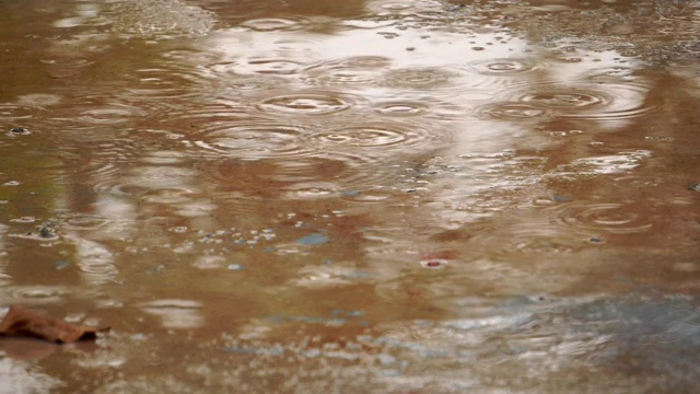 雨落在水泥地板上视频素材