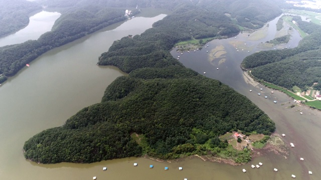 金川的韩坂道地貌(朝鲜半岛状地形)视频素材