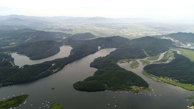 金川的韩坂道地貌(朝鲜半岛状地形)视频素材