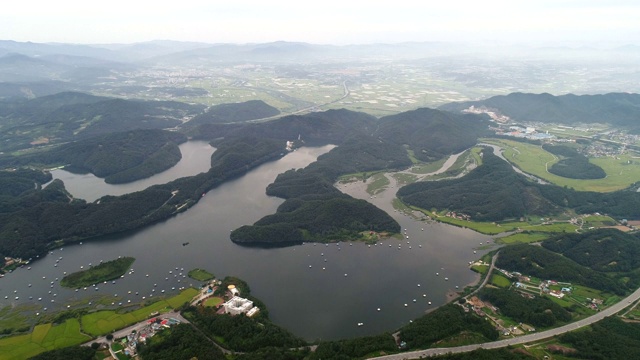 金川的韩坂道地貌(朝鲜半岛状地形)视频素材