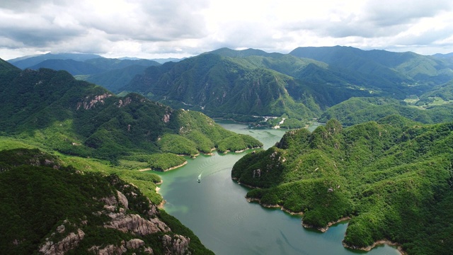 钟柱浩湖景(清蓬浩湖)视频素材