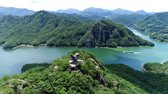 钟柱浩湖景(清蓬浩湖)视频素材