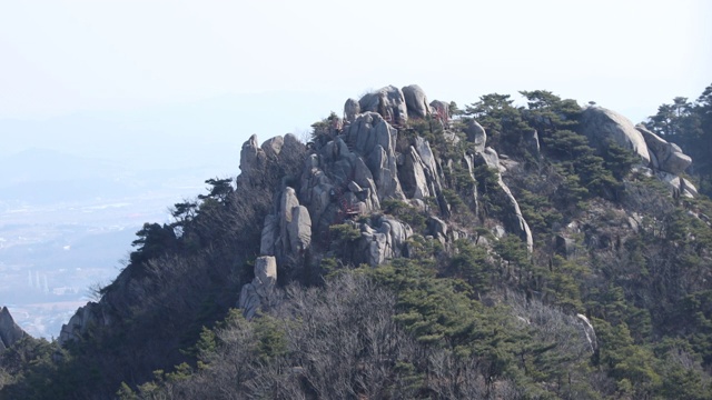 永峰山的阿克维峰(“阿克维”是韩语，意思是“邪灵”)视频素材