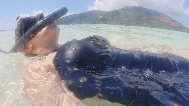 水下年轻女子浮潜在海里玩视频素材