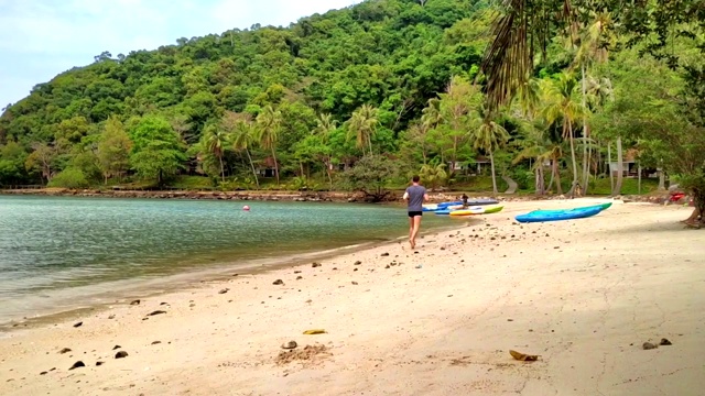 年轻男子在夏日沙滩慢跑。健康的生活方式和户外运动的旅行。视频素材