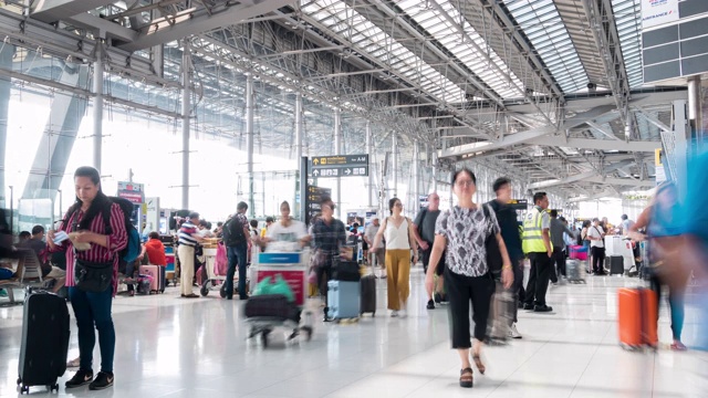 时间流逝:人群旅客旅客游客在机场到达出发大厅区域视频素材