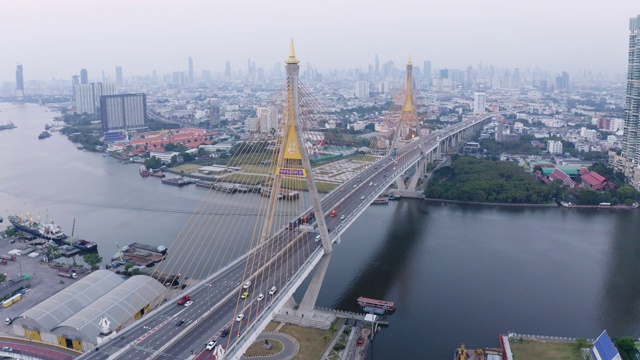 普密蓬悬索桥横跨湄南河鸟瞰图视频素材