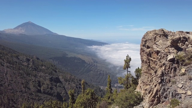 Teide火山和云层的空中全景图覆盖了Puerto de la Cruz和Teide国家公园，特内里费，加那利群岛，西班牙。视频素材