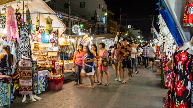 延时拍摄:游客参观华欣夜市。对外国和当地游客来说都是著名的地方。缩小。视频素材